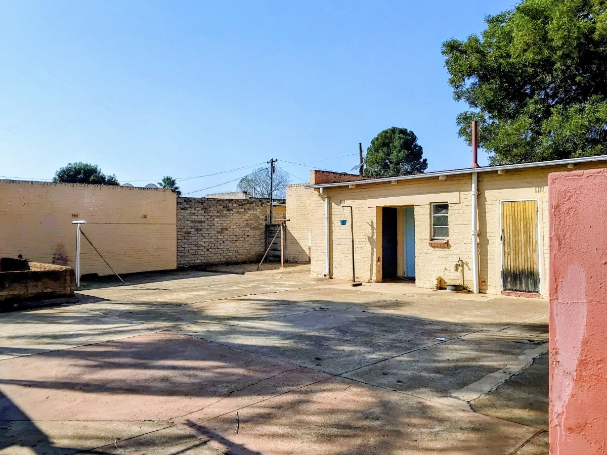 Spacious 3-Bedroom Family Home In Carletonville – Perfect Fixer-Upper!
