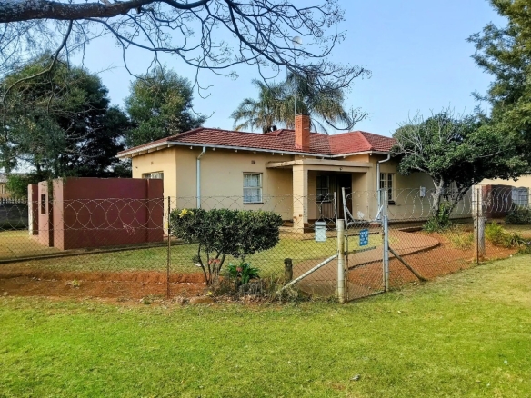 Spacious 3-Bedroom Family Home In Carletonville – Perfect Fixer-Upper!