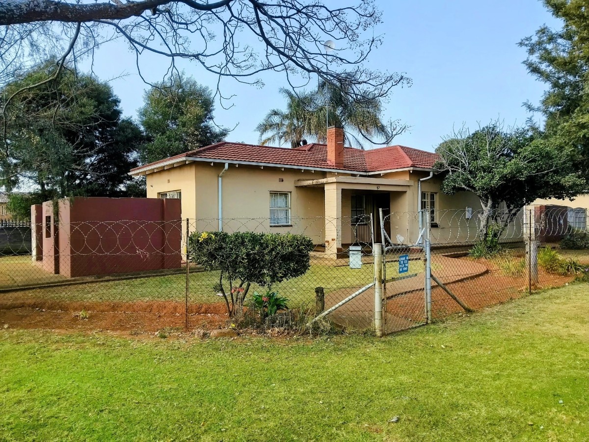 Spacious 3-Bedroom Family Home In Carletonville – Perfect Fixer-Upper!