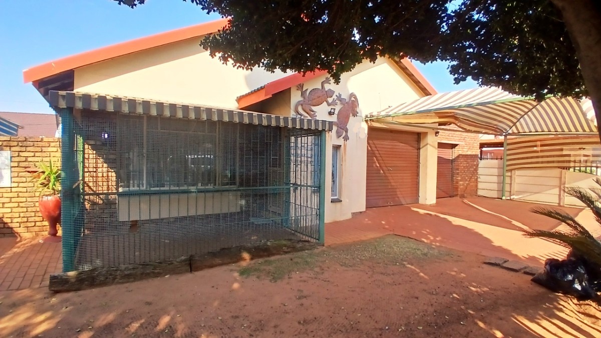 21 Family Friendly Bedroom House For Sale In Fochville