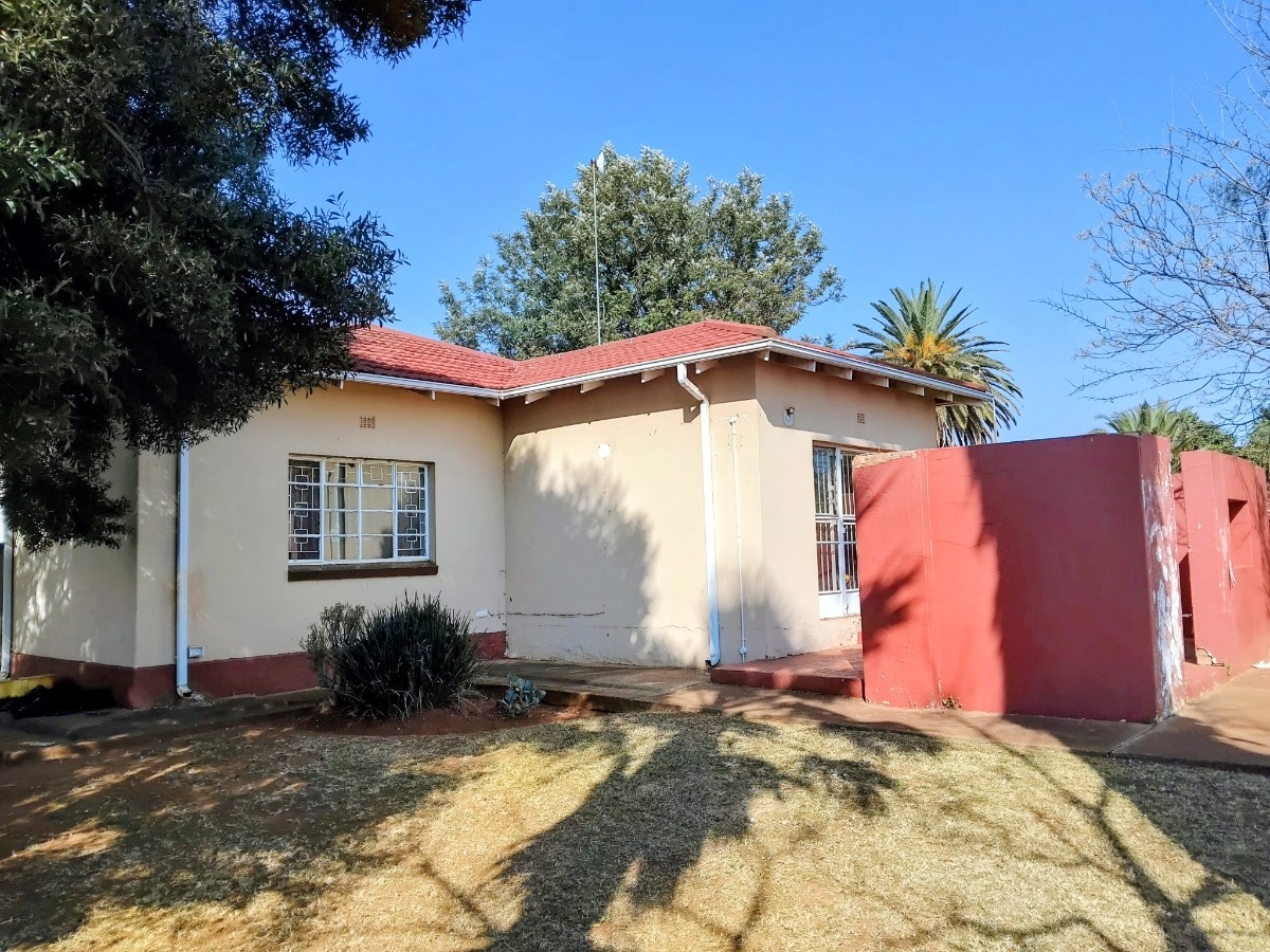 Spacious 3-Bedroom Family Home In Carletonville – Perfect Fixer-Upper!