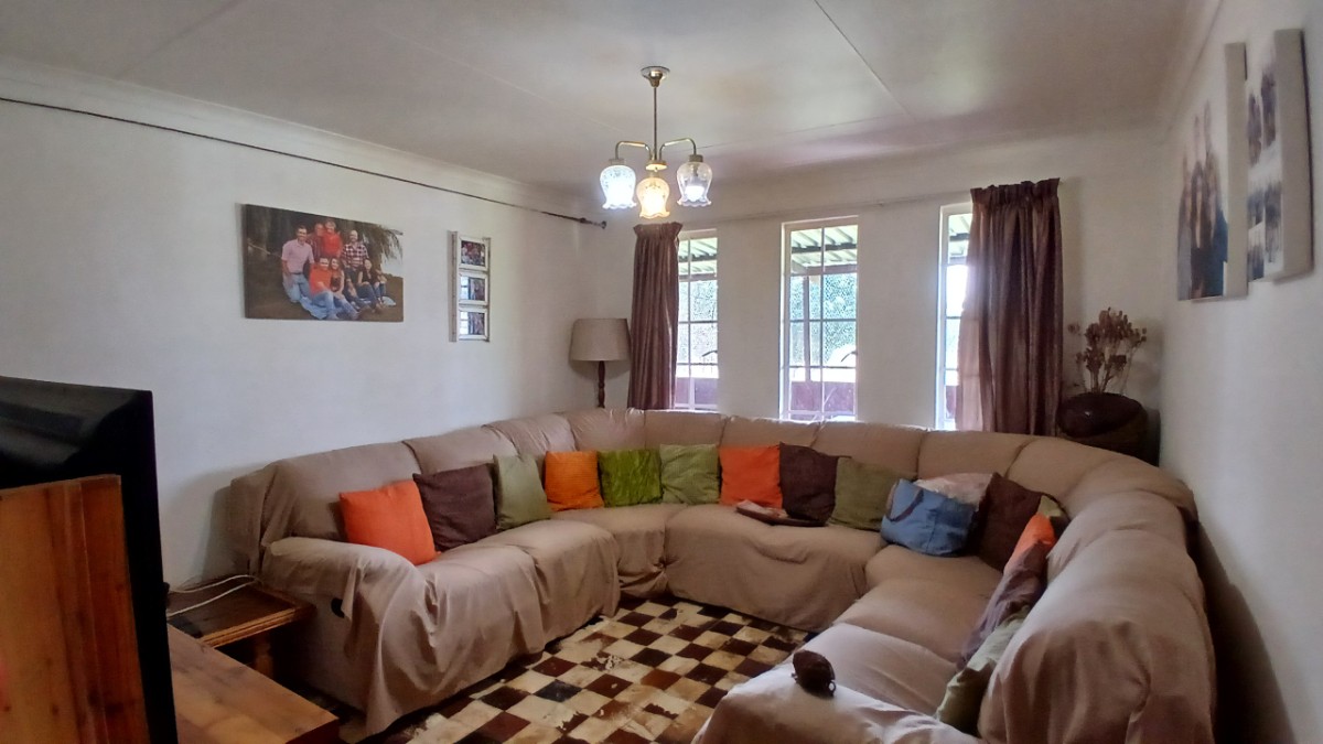 6 1-1000kb 3 Bedroom Stunner For Sale In Fochville