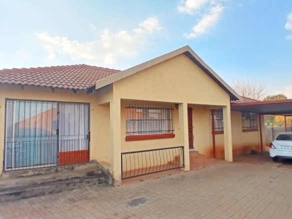3 Bedroom Complex Living For Sale In Fochville