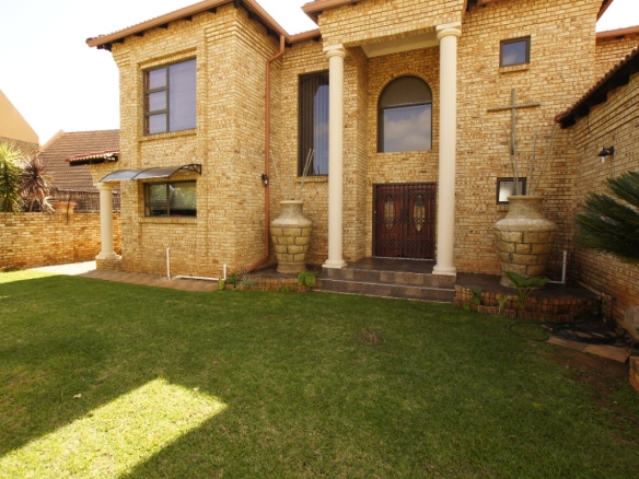 3 Bedroom Complex Living For Sale In Fochville