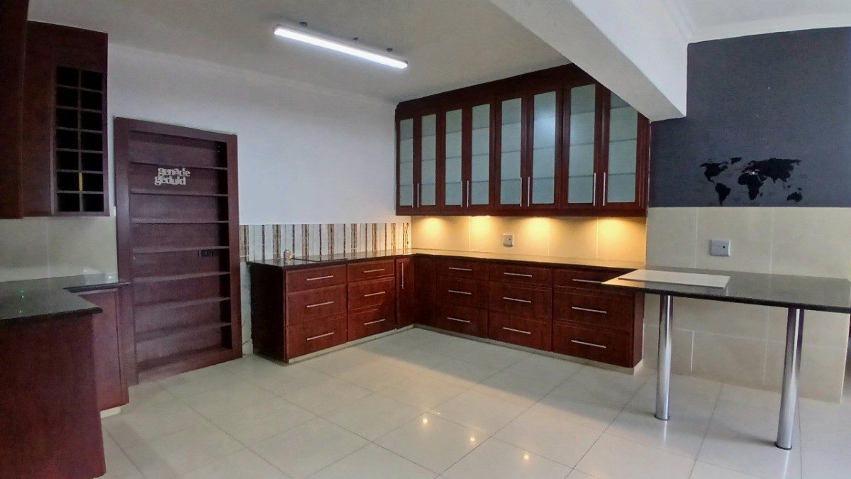 11 2-1000kb Refined Luxury Home For Sale In Brits