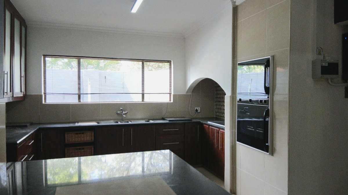 14 1-1000kb Refined Luxury Home For Sale In Brits
