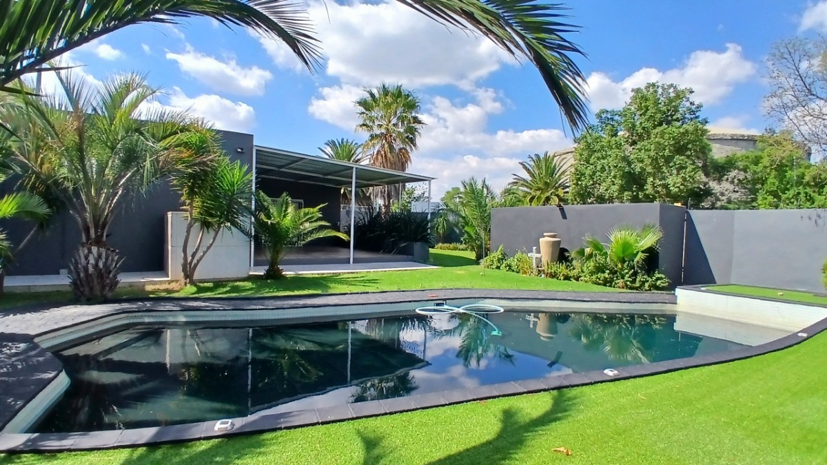 2 1-1000kb Refined Luxury Home For Sale In Brits