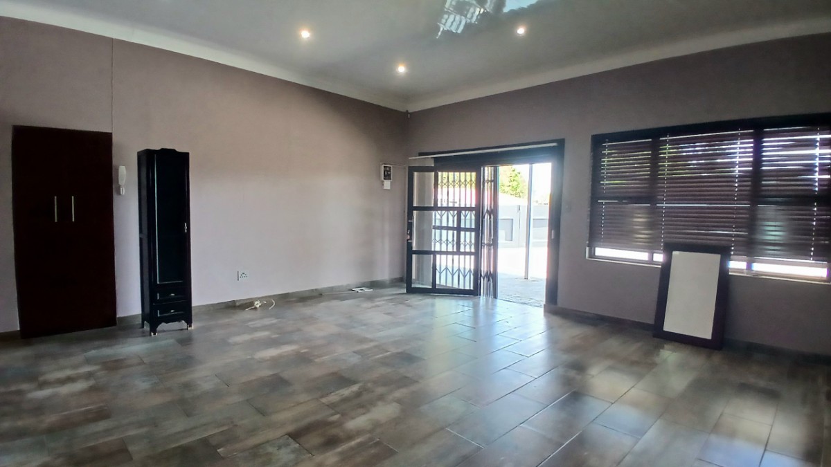 22 3-1000kb Refined Luxury Home For Sale In Brits