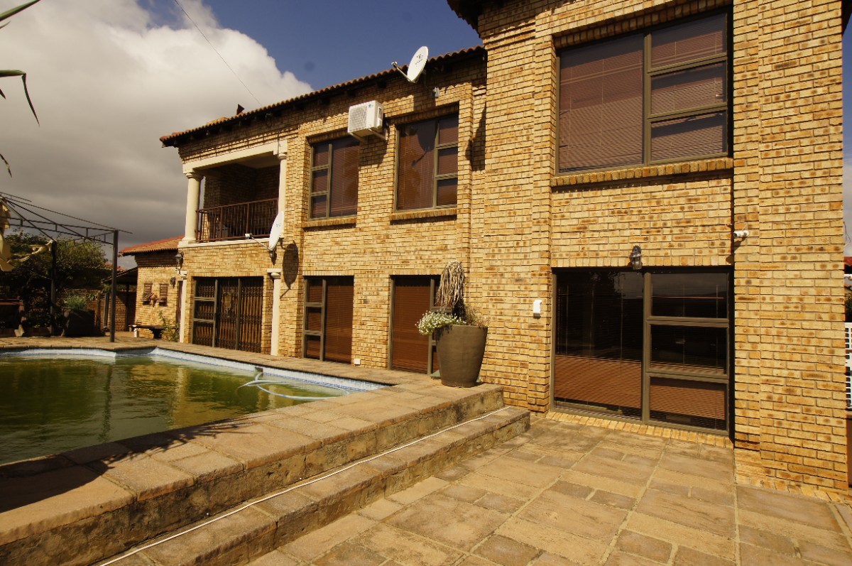3 Bedroom Complex Living For Sale In Fochville