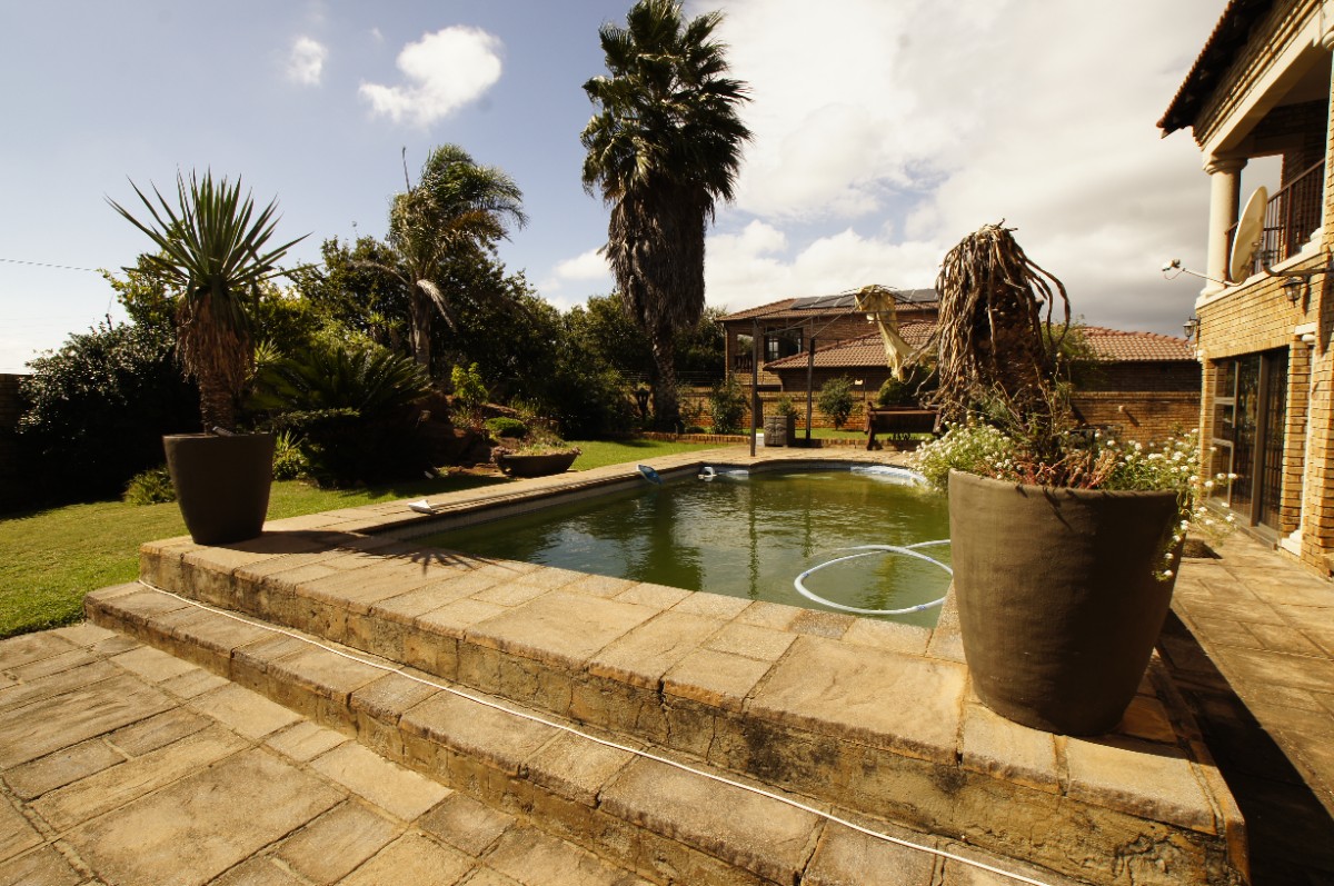 3 Bedroom Complex Living For Sale In Fochville
