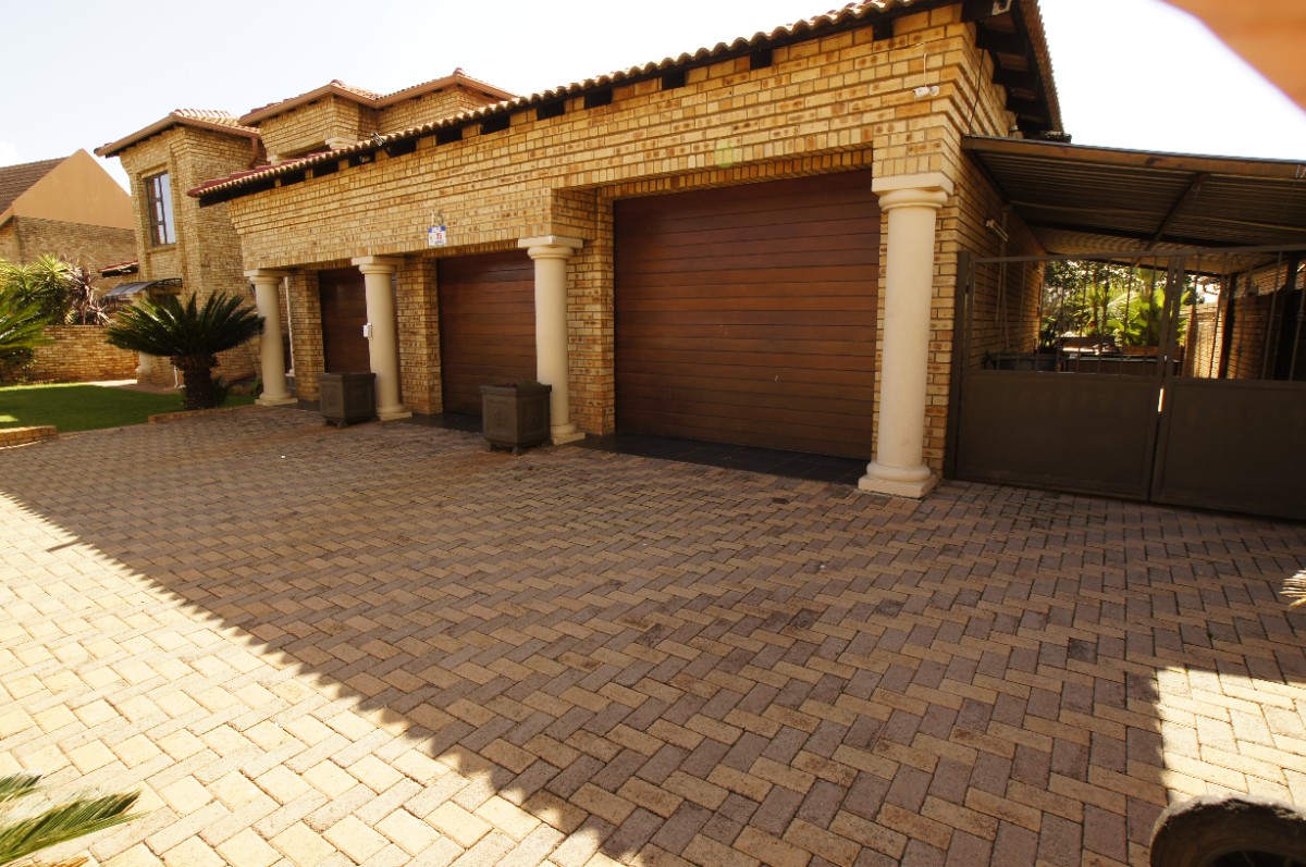 3 Bedroom Complex Living For Sale In Fochville