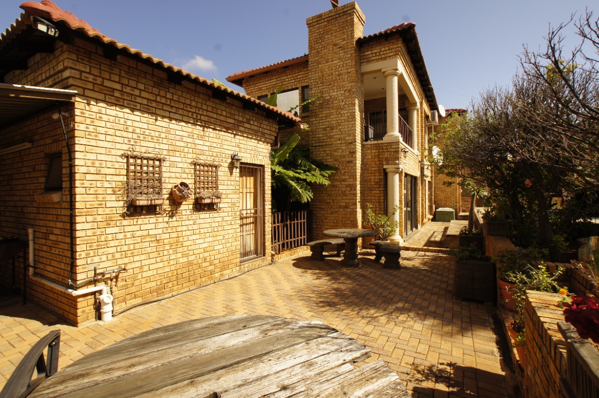 3 Bedroom Complex Living For Sale In Fochville
