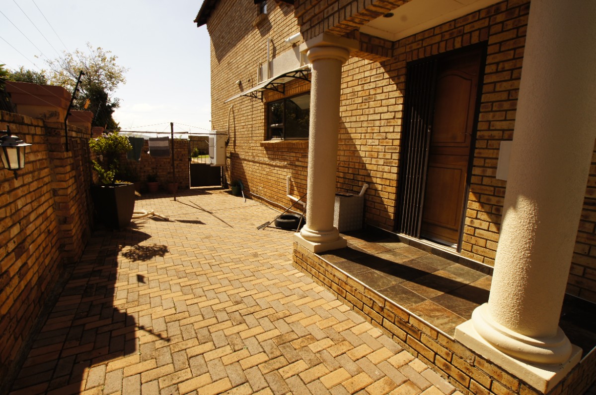 3 Bedroom Complex Living For Sale In Fochville