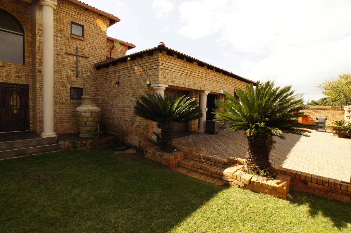 3 Bedroom Complex Living For Sale In Fochville