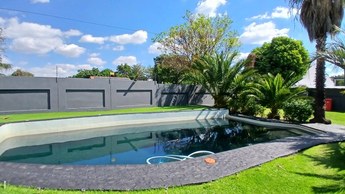 50-1000kb Refined Luxury Home For Sale In Brits