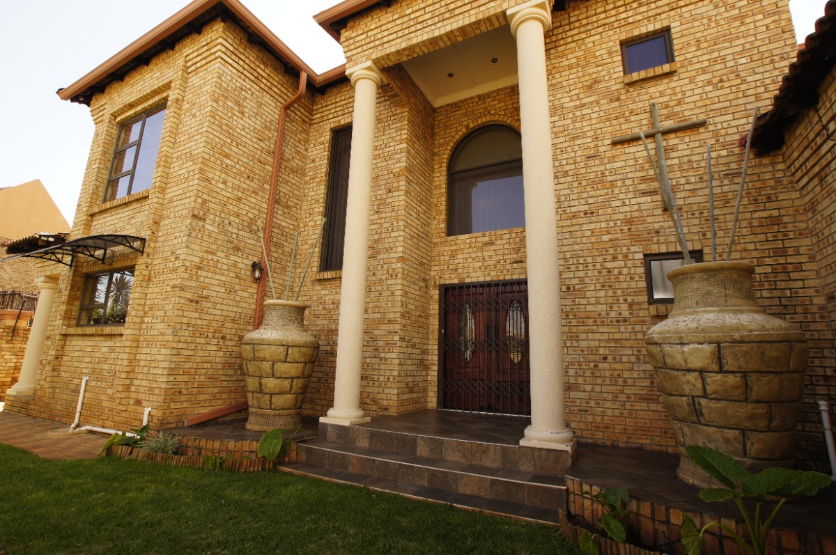 3 Bedroom Complex Living For Sale In Fochville