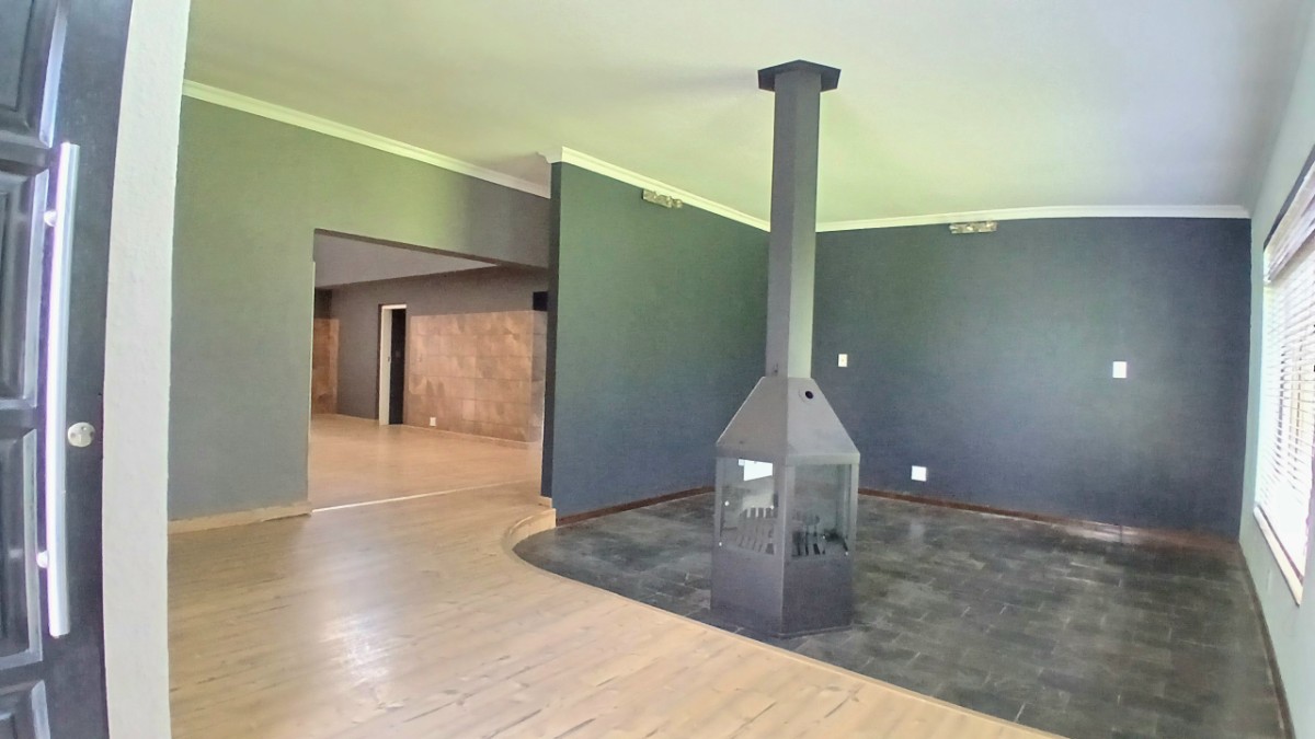 8 1-1000kb Refined Luxury Home For Sale In Brits